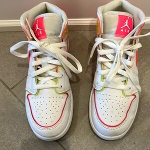 2020 Jordyn Mid Edge Glow Sneaker